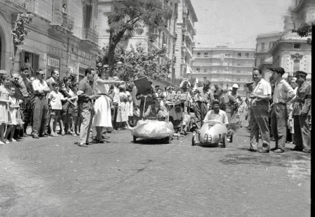 Carruoccioli in corsa tra i vicoli di Napoli